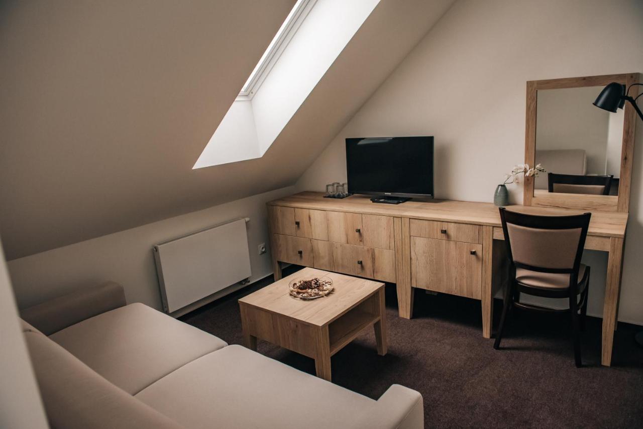 Krone Penzion Svätý Jur Exterior foto